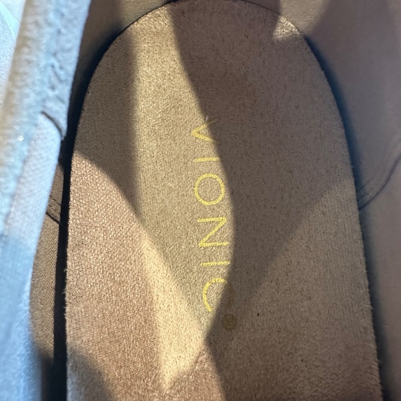 Vionic Winny Low Top Sneaker-Size 9.5 - Picture 2 of 5